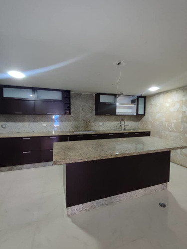 Imagen 5 de 12 de Tonw House. 110mts. 4habitaciones,3 Baños, 2puesto.
