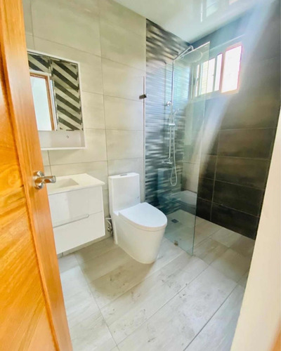 Imagen 2 de 8 de Vendo Evaristo Morales Dos Hab Con Su Baño Dos Parqueos
