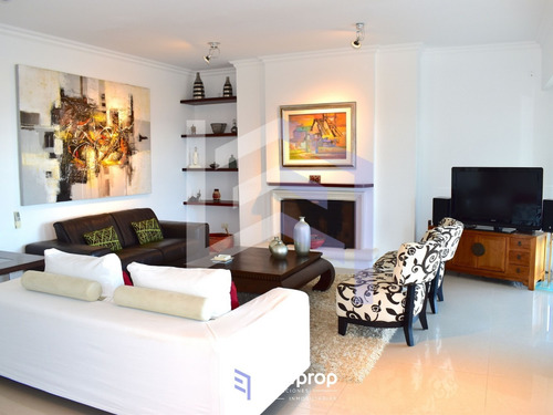 Imagen 3 de 14 de Apartamento Para La Venta Frente A Playa Mansa En Punta Del Este. 4 Dormitorios.