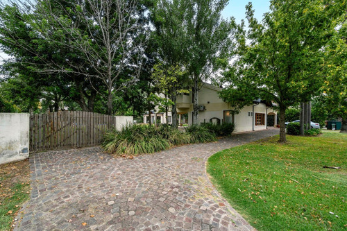 Venta/permuta Casa De 4 Dormitorios Con Amenities. San Marino, Funes Hills.