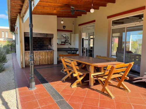 Casa En Venta Costa Esmeralda, Barrio Ecuestre.