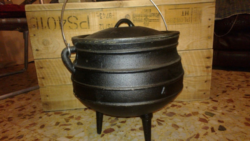 Imagen 1 de 8 de Olla De Hierro Fundido 3 Patas De 9,5 Lts.