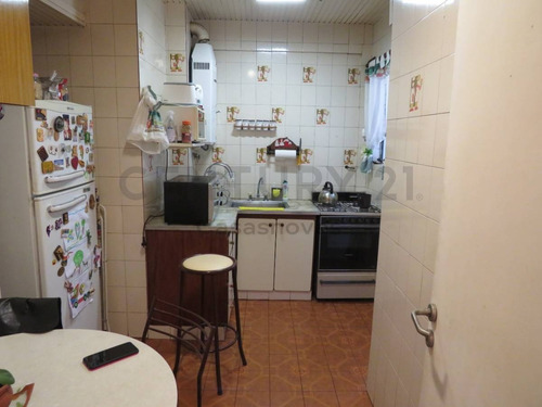 Imagen 13 de 21 de Departamento 4 Ambientes Al Frente Con Balcon 2° Por Escalera