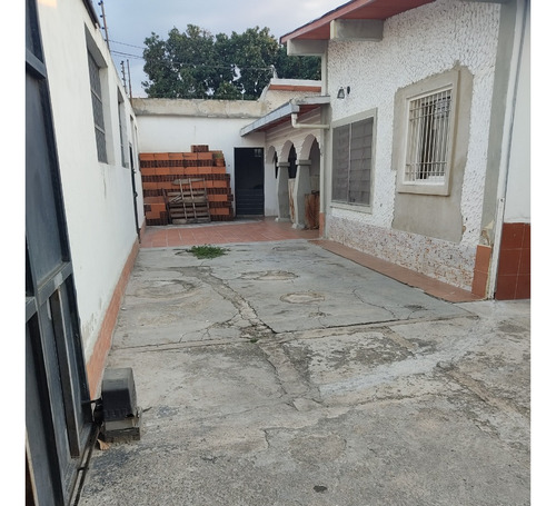 Casa Con Amplio Terreno Ubicada Av. Intercomunal Detras De Makro/ Rayzy Rosales