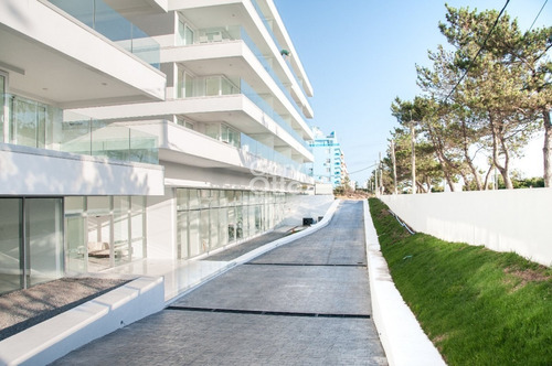 Apartamento 2 Dormitorios, Punta Del Este, Playa Mansa, Venta- Ref: 23679