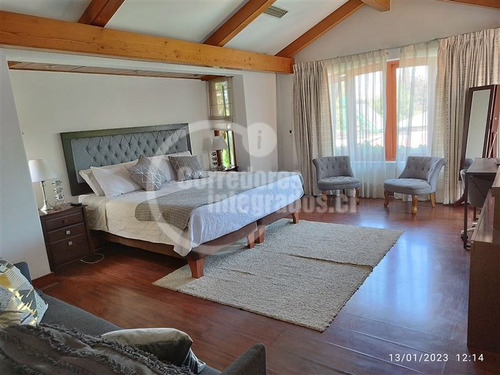 Casa En Venta De 6 Dorm. En La Reina