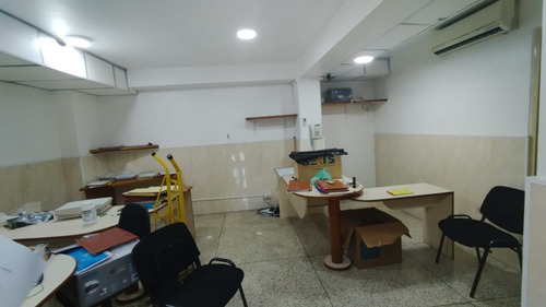 En Venta Local Comercial En La Urb. Prado De María Calle El Carmen, Parroquia Santa Rosalía, Pb Edif. Luisa Argentina A Pocos Metros De La Iglesia La Milagrosa. Ma. Fda. Varela