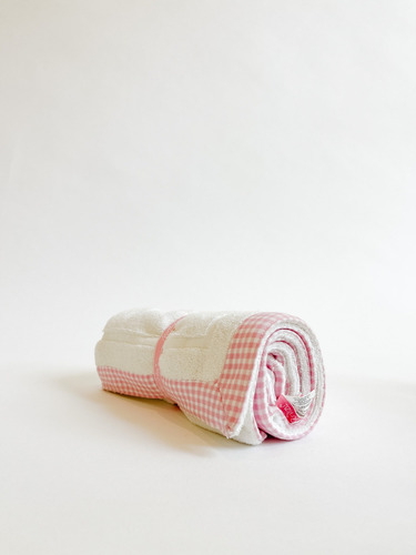 Tapete De Baño Toalla Comodo, Suave Y Absorbente Color Blanco-cenefa Cuadros Rosas Lisa