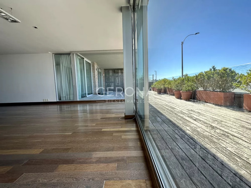 Apartamento En Venta Frente Al Mar De 2 Dormitorios Y Servicio. 204 Metros Totales Y Garajes.