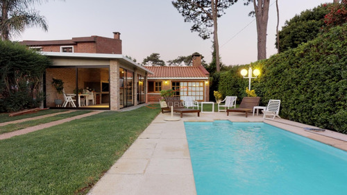 Casa En Alquiler De Verano En Punta Del Este, En Zona Cantegril, Casa Con Todas Las Comodidades.