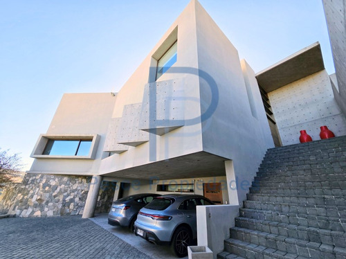 Casa Mediterránea En Prestigioso Y Seguro Condominio