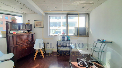Oficina Con Excelente Ubicación Frente A Costanera Center