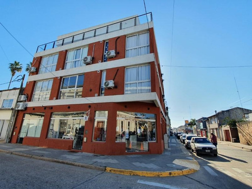 Imagen 2 de 12 de Piaggio Y Maipu, Departamento De Un Dormitorio, Con Patio - En Pleno Centro !