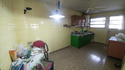 Imagen 6 de 12 de Departamento De 3 Amb Al Frente Con Balcón Y Cochera Cubierta. Excelente Ubicación.