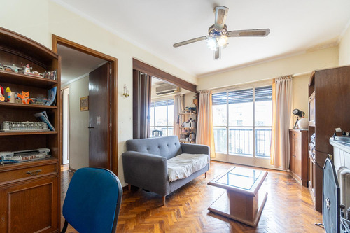 Venta Departamento 3 Ambientes Más Dependencia De Servicio, Balcón Al Frente Flores