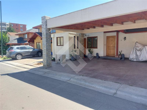 Casa En Venta De 3 Dorm. En Peñalolén