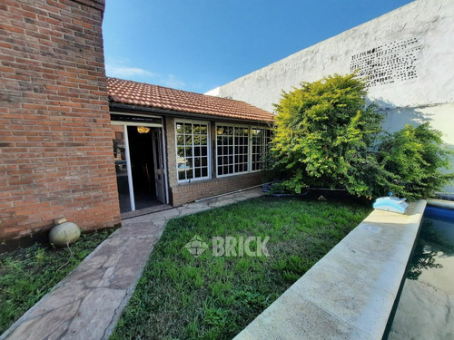 Casa Tipo Chalet En Lote De 432 M2 En Rodriguez Peña Al 900 - 3 Cocheras Piscina Quincho Parrilla