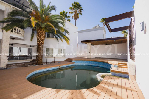 Casa En Venta Con Alberca, En Fraccionamiento Hacienda Santa Fe Chihuahua, Chih.