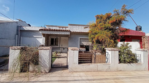 Casa En Venta - 3 Dormitorios 1 Baño - 300tms2 - Paso Del Rey, Moreno