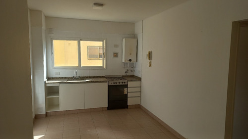 Departamento De 2 Ambientes En Pleno Centro Comercial De Flores - Nuevo Wp De Contacto 1137868438!