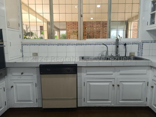 Imponente Quinta En Venta Ubicada En Chuao. 25-16410