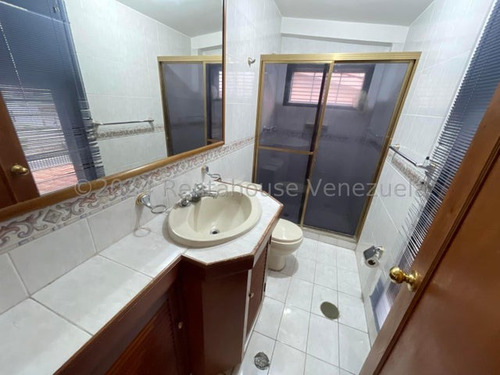 Casa En Venta Maracay Urb Andres Bello Con Piscina Y Parrillera En Buenas Condiciones Zona Norte Kg:24-24527