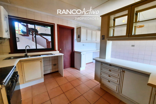 Hermosa Casa Con Amplios Espacios Y Entorno Natural. 4d, 3b