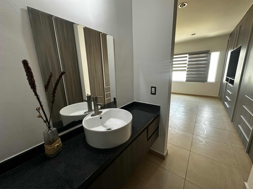 Venta Céntrica Con 5 R Y 4 B Roof Garden Y Alberca