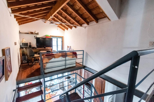 Encantadora Casa Antigua Con Actualizaciones Y Muy Buen Jardin.