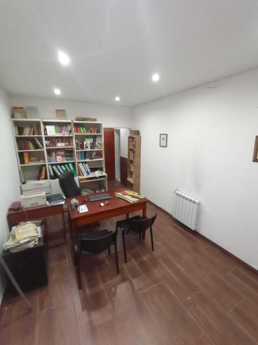 Casa De 4 Ambientes Y Consultorio U Oficina En Venta En Lomas Oeste, Cochera Y Terraza Con Parrilla