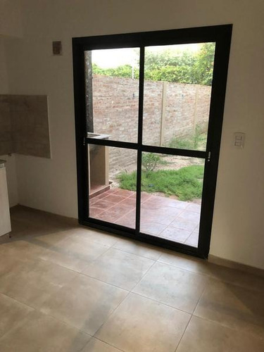 Imagen 21 de 30 de Duplex De Tres Ambientes En Venta, En Ituzaingo. Con Patio Y Cochera.