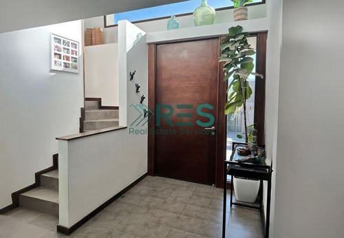 Casa En Venta De 4 Dorm. En Colina