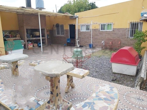 69 Y 142. Casa En Venta, 2 Dormitorios, .patio Amplio. Los Hornos