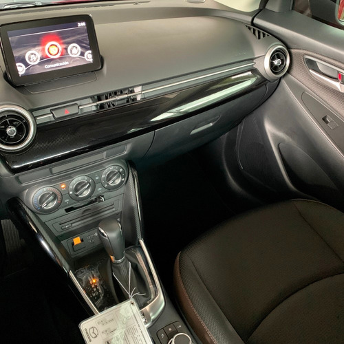 Imagen 11 de 21 de Mazda 2 Sedan Touring At Rojo