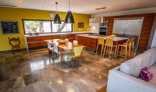 Residencia De Lujo En Villas Del Mesón, Arbolada, Única En Su Tipo !!