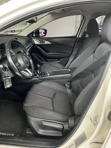 Mazda 3 2.0 Touring MT