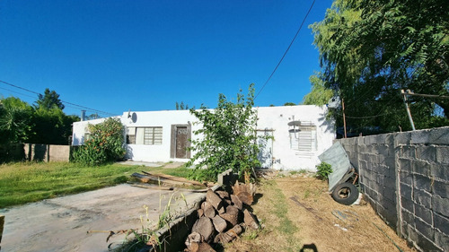 4 Casas De Un Dormitorio Con Renta. Terreno Esquina. Vista Despejada.