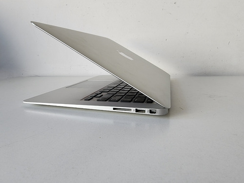 Imagen 5 de 10 de Macbook Air A1466 I5 8gb De Ram 256gb Ssd + Cargador - Leer