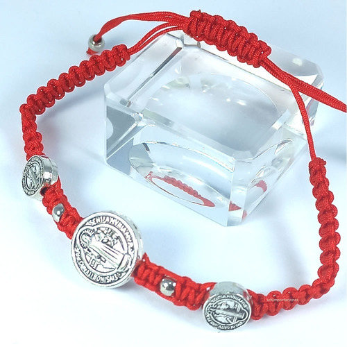 Imagen 2 de 8 de Pulsera San Benito - Hilo Rojo Ajustable + Consagrada + M4