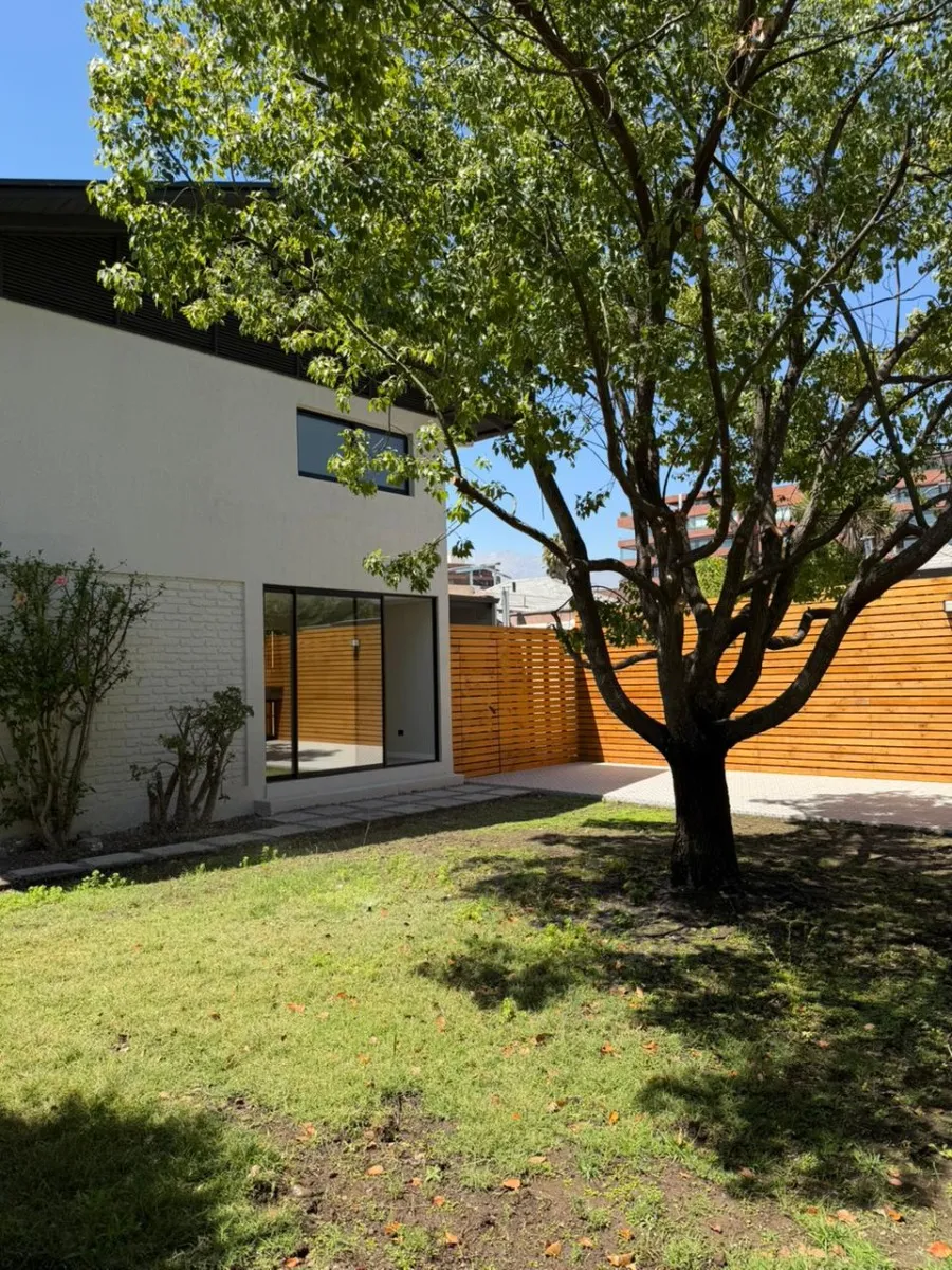 Imagen 3 de 25 de Casa Remodelada A Pasos Del Metro Manquehue (amplio Jardín)