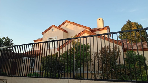 Casa Provenzal En Venta, 5d 4b + Ss, Piedra Roja. 