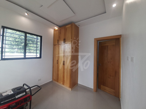 Interesante Casa Moderna Y Amplia En Venta Residencial Cerrado, Santiago Hfc-219