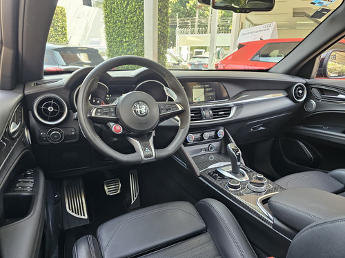 Alfa Romeo Stelvio 2.9L Quadrifoglio Verde V6 Bi-Turbo At