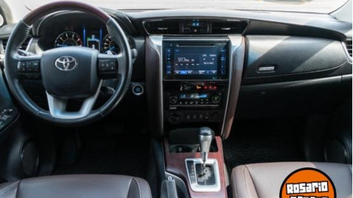 Imagen 8 de 19 de Toyota Hilux Sw4 2017 2.8 Srx 177cv 4x4 7as At
