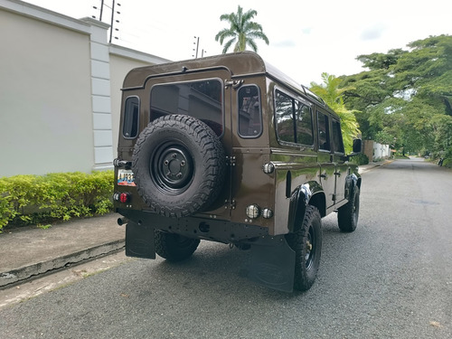 Land Rover Defender 2004.