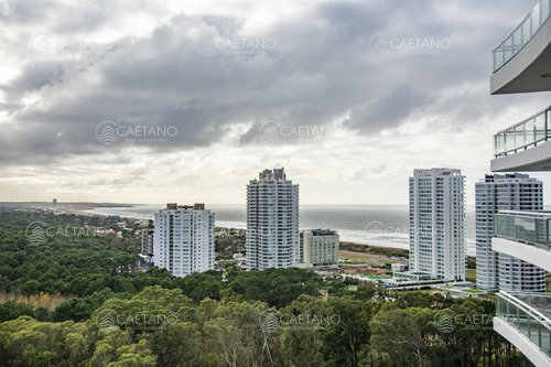 Departamento En Piso Alto En Venta. Torre One. Punta Del Este.