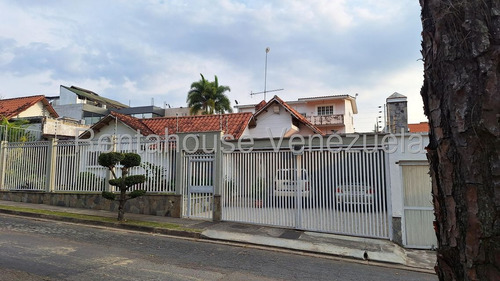 Hermosa Casa, Con Excelente Distribución Y Amplios Espacios Listos Para El Disfrute De La Familia. Fácil Mantenimiento Y Con Excelente Ubicación En Una De Las Mejores Urbanizaciones De Valencia