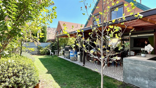 Casa En Venta De 6 Dorm. En El Huinganal