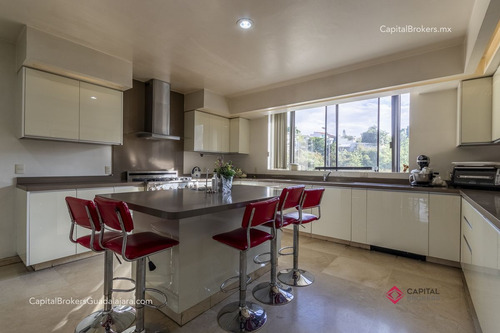 Residencia De Lujo En Venta En Colinas De San Javier, Con Alberca