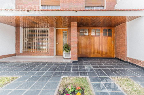 Cálida Casa En Lomas De Zamora Con Diseño Funcional Y Entorno Privilegiado